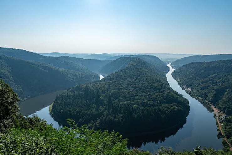 Величественная река